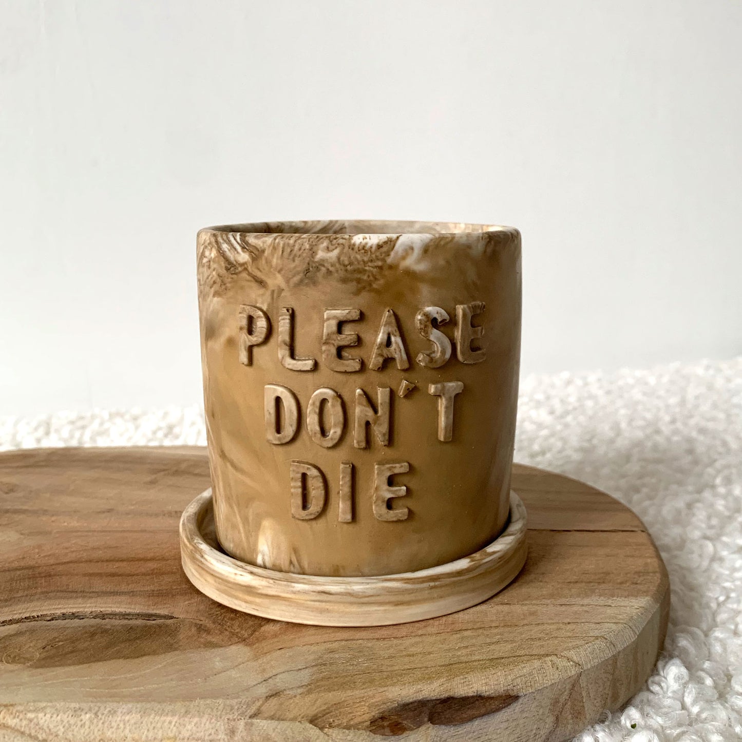 Cache-pot marbre fait à la main Iris "Please don't Die" avec soucoupe Beige et blanc