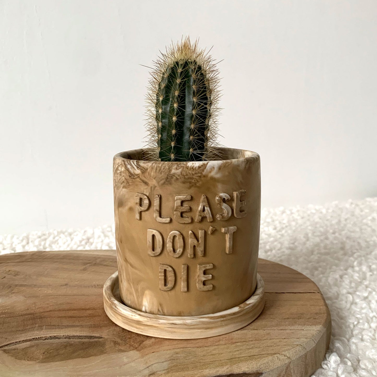 Cache-pot marbre fait à la main Iris "Please don't Die" avec soucoupe Beige et blanc