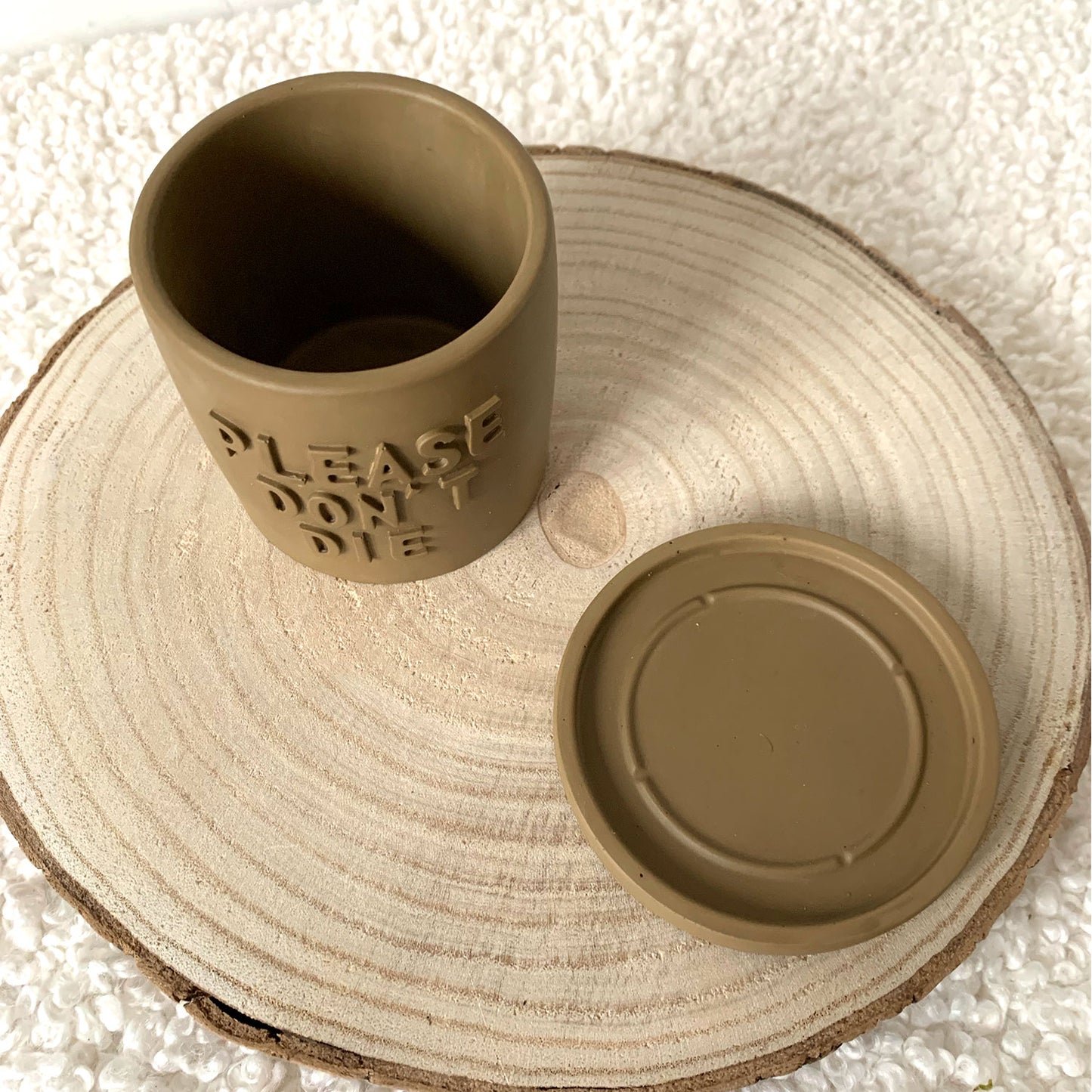 Cache-pot fait main avec soucoupe "Please don't Die" Iris Kaki